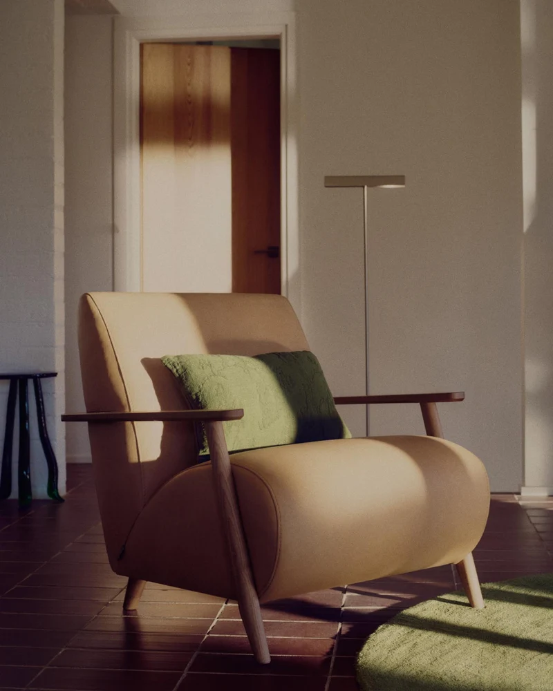 Sessel Meghan in braunem Leder mit massivem Eschenholz mit nussbaumfarbenem Finish, FSC Mi