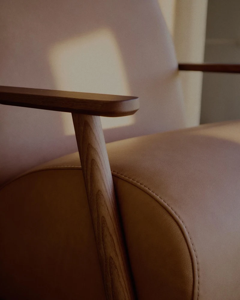 Sessel Meghan in braunem Leder mit massivem Eschenholz mit nussbaumfarbenem Finish, FSC Mi