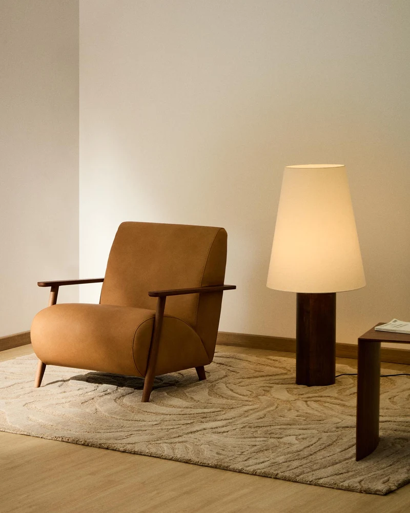 Sessel Meghan in braunem Leder mit massivem Eschenholz mit nussbaumfarbenem Finish, FSC Mi
