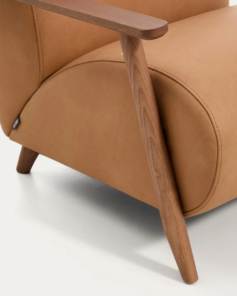 Sessel Meghan in braunem Leder mit massivem Eschenholz mit nussbaumfarbenem Finish, FSC Mi