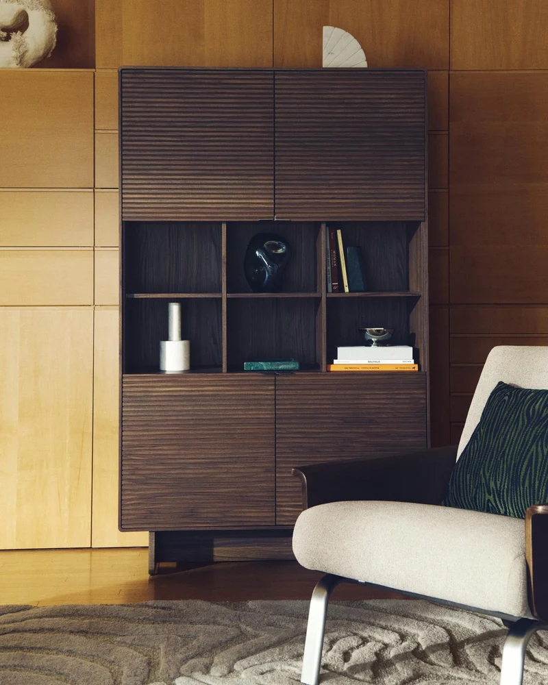 Highboard Norlen mit 4 Türen aus Nussbaumfurnier FSC Mix Credit 100 x 163 cm