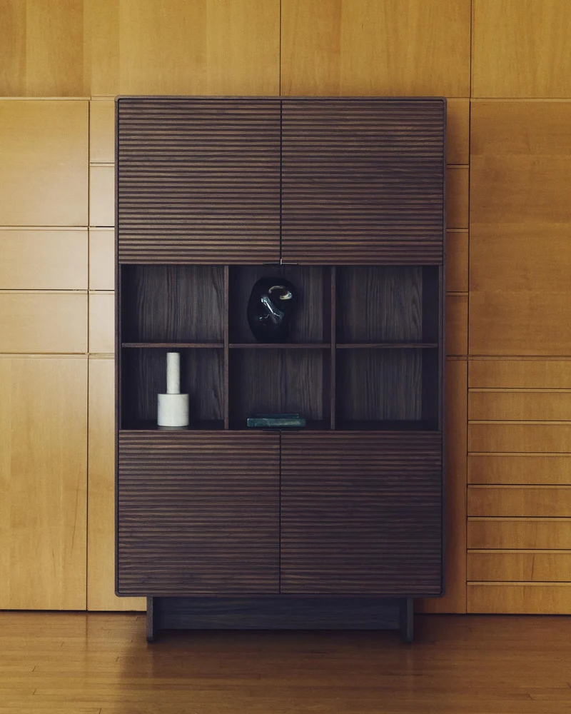 Highboard Norlen mit 4 Türen aus Nussbaumfurnier FSC Mix Credit 100 x 163 cm