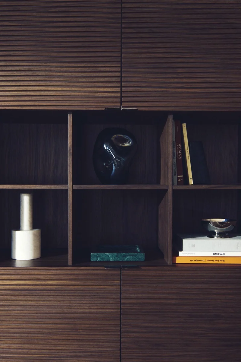 Highboard Norlen mit 4 Türen aus Nussbaumfurnier FSC Mix Credit 100 x 163 cm