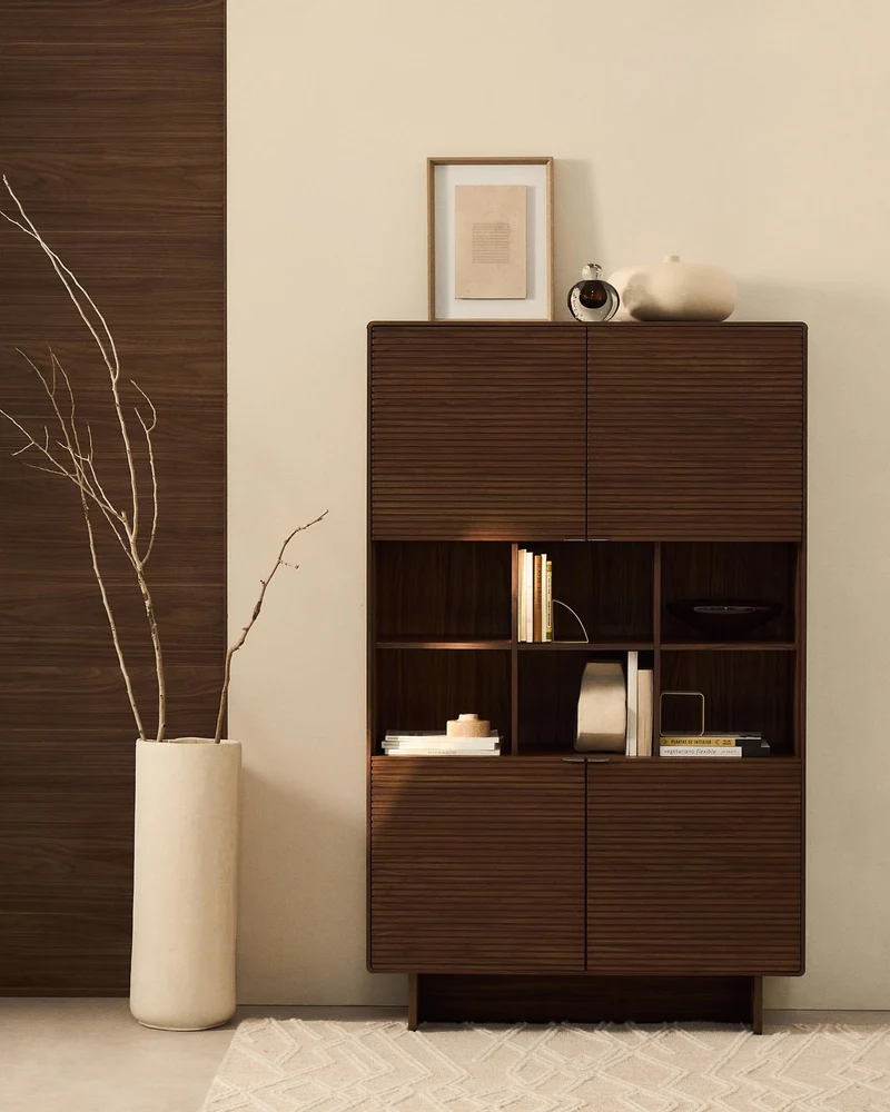 Highboard Norlen mit 4 Türen aus Nussbaumfurnier FSC Mix Credit 100 x 163 cm