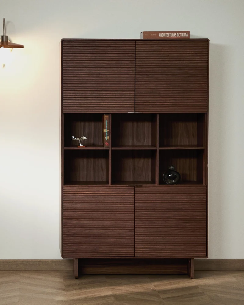Highboard Norlen mit 4 Türen aus Nussbaumfurnier FSC Mix Credit 100 x 163 cm