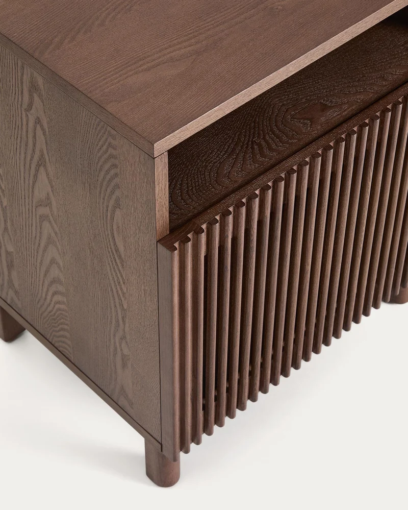 Nachttisch Beyla aus Furnier und Massivholz aus Esche mit nussbaumfarbenem Finish 53 x 62,