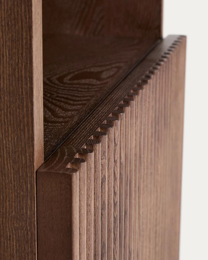 Nachttisch Beyla aus Furnier und Massivholz aus Esche mit nussbaumfarbenem Finish 53 x 62,