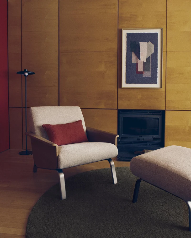 Sessel Amsen in Beige aus Eichensperrholz mit Beinen aus em gebürsteten Edelstahl