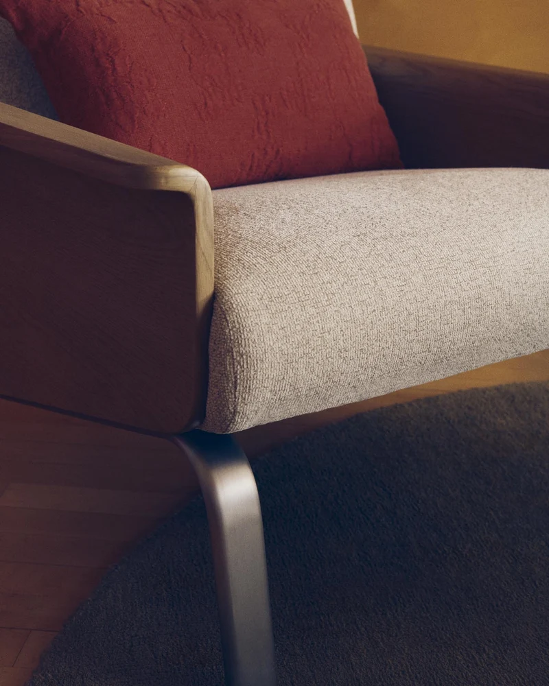 Sessel Amsen in Beige aus Eichensperrholz mit Beinen aus em gebürsteten Edelstahl