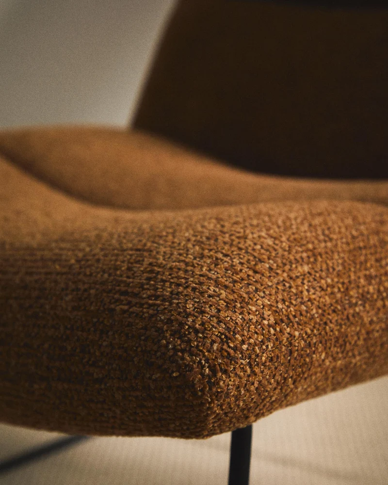Sessel Asen in terrakottafarbener Chenille mit schwarzen Stahlbeinen FSC 100%