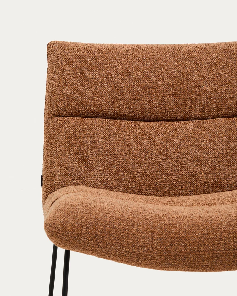 Sessel Asen in terrakottafarbener Chenille mit schwarzen Stahlbeinen FSC 100%
