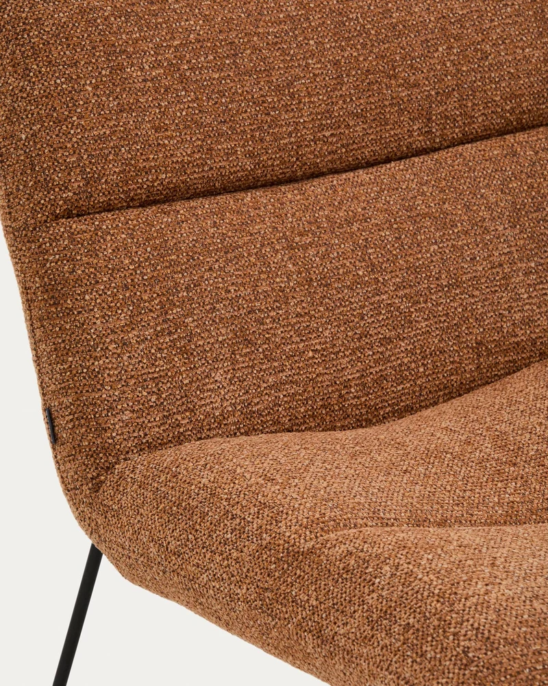 Sessel Asen in terrakottafarbener Chenille mit schwarzen Stahlbeinen FSC 100%