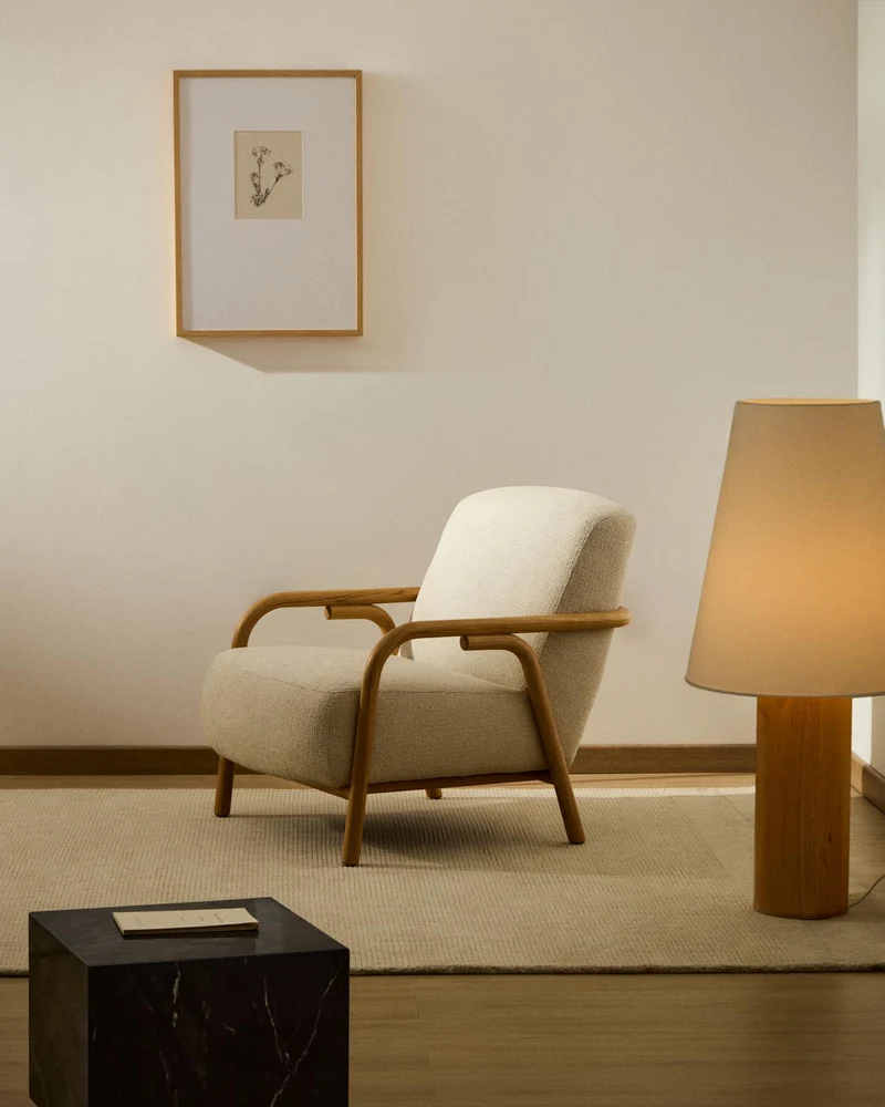 Sessel Sylo aus beiger Chenille und massivem Eschenholz mit naturfarbenem Finish, FSC 100