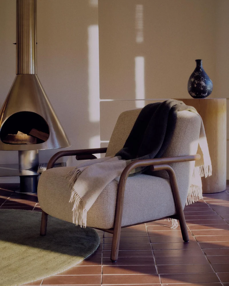 Sessel Sylo aus beiger Chenille und massivem Eschenholz mit nussbaumfarbenem Finish, FSC 1