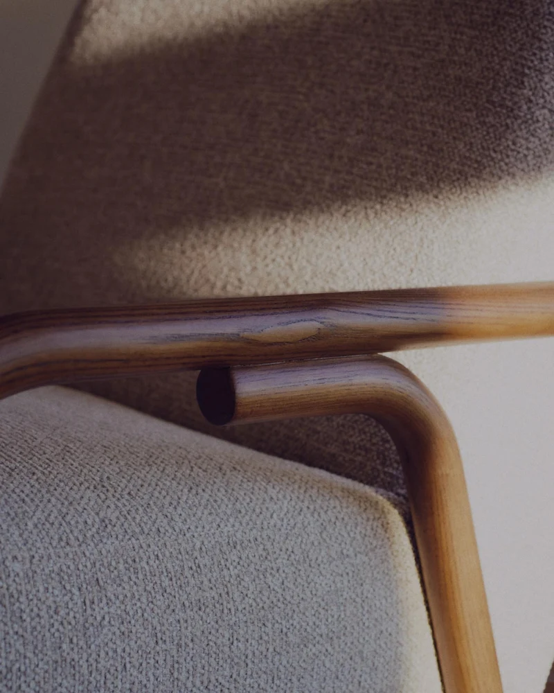Sessel Sylo aus beiger Chenille und massivem Eschenholz mit nussbaumfarbenem Finish, FSC 1