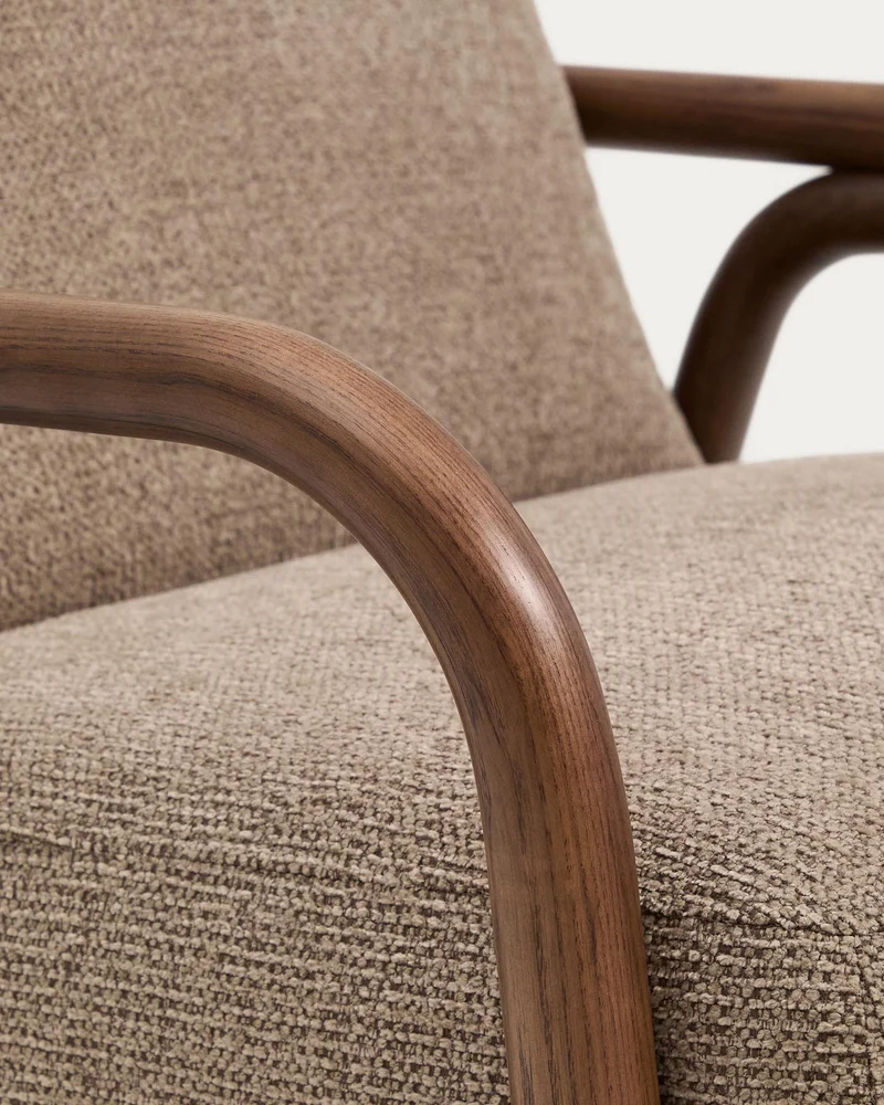 Sessel Sylo aus taupefarbener Chenille und massivem Eschenholz mit nussbaumfarbenem Finish