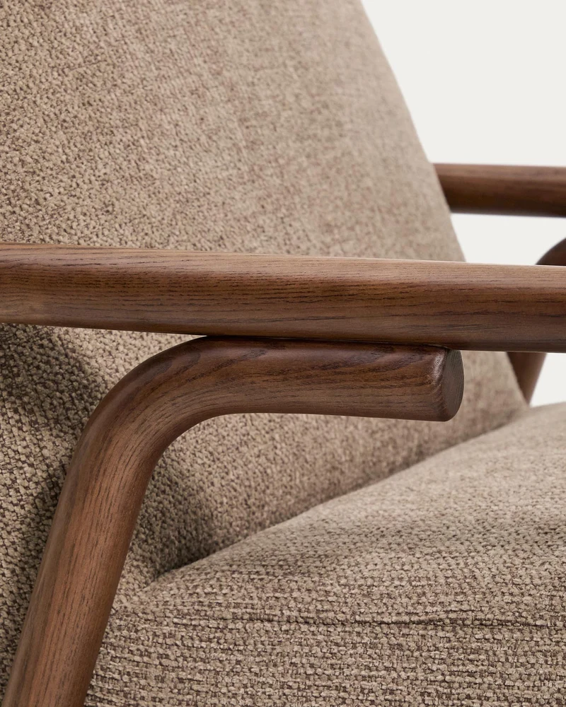 Sessel Sylo aus taupefarbener Chenille und massivem Eschenholz mit nussbaumfarbenem Finish