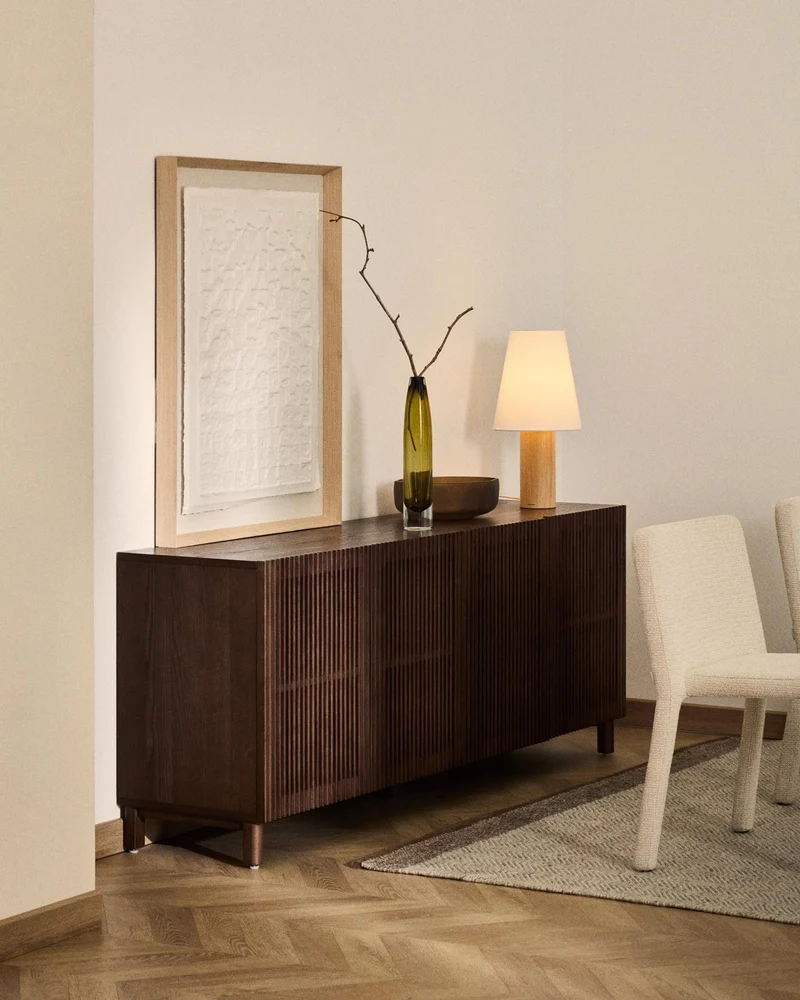 Sideboard Beyla mit 4 Türen aus Eschenfurnier und Massivholz aus Esche mit nussbaumfarbene