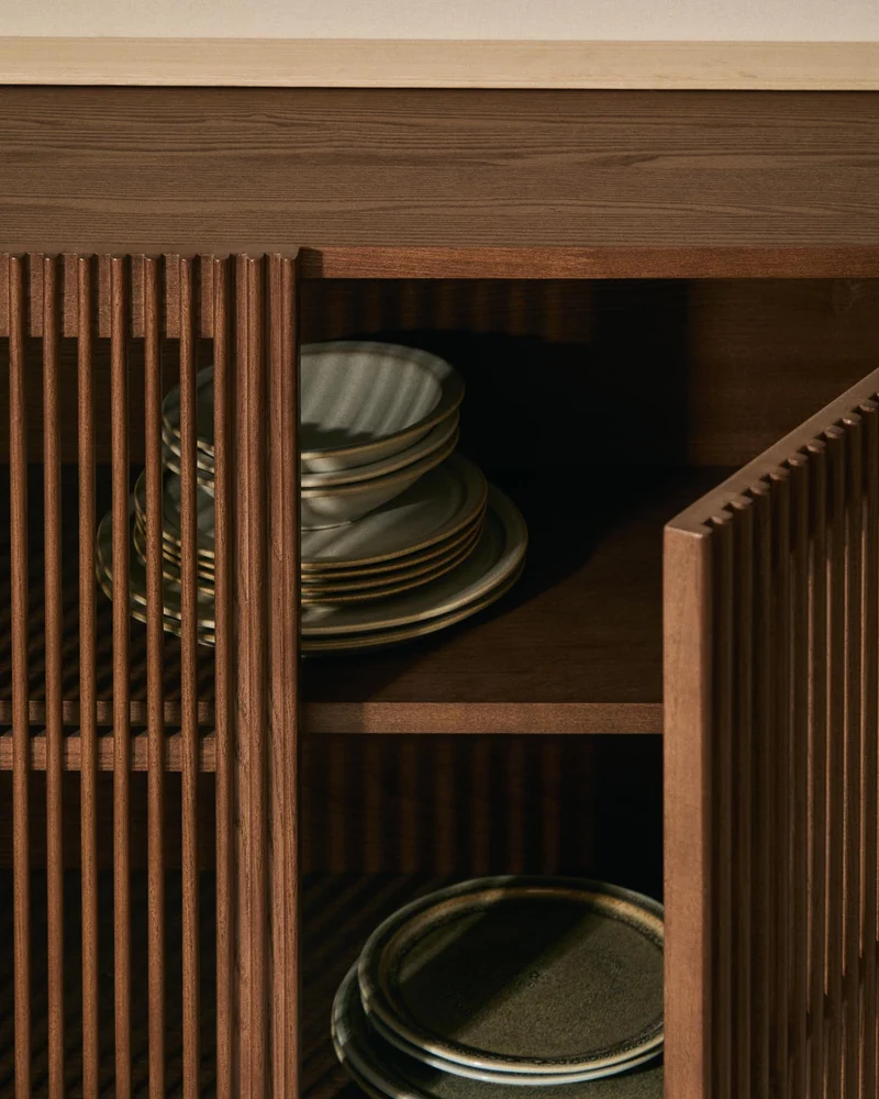 Sideboard Beyla mit 4 Türen aus Eschenfurnier und Massivholz aus Esche mit nussbaumfarbene