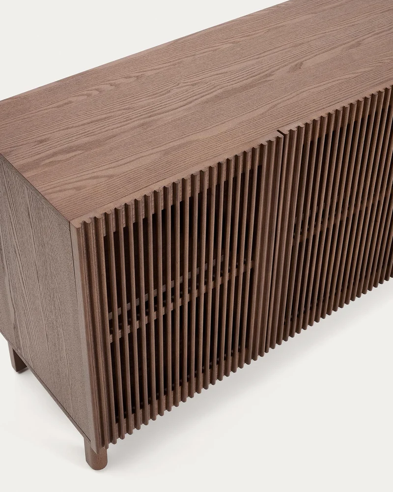 Sideboard Beyla mit 4 Türen aus Eschenfurnier und Massivholz aus Esche mit nussbaumfarbene