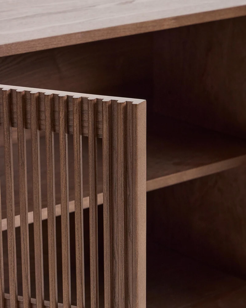 Sideboard Beyla mit 4 Türen aus Eschenfurnier und Massivholz aus Esche mit nussbaumfarbene