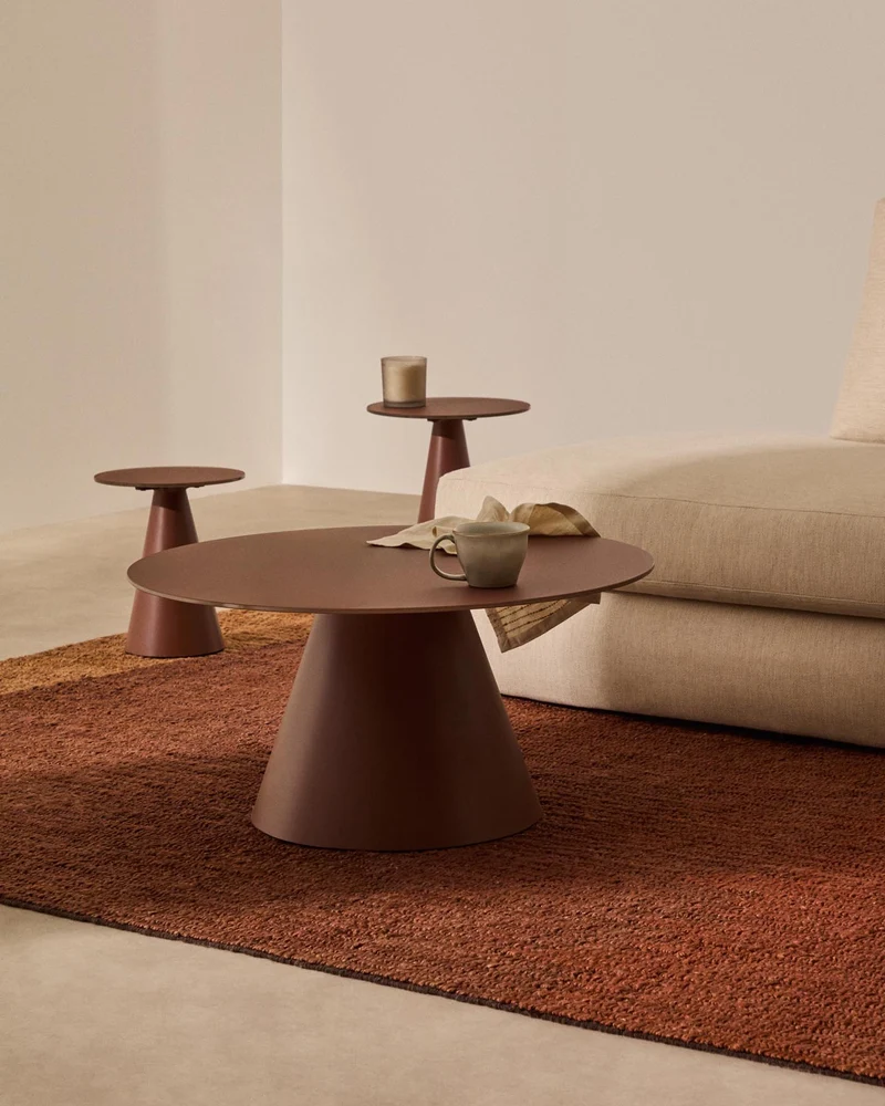 Wilshire Couchtisch aus gehärtetem Milchglas und Stahl matt terracottafarben lackiert Ø80