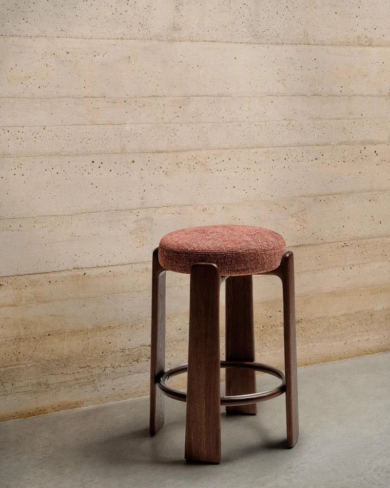 Hocker Granite aus grüner Chenille und massivem Eschenholz mit Finish in natürlichem Farbt