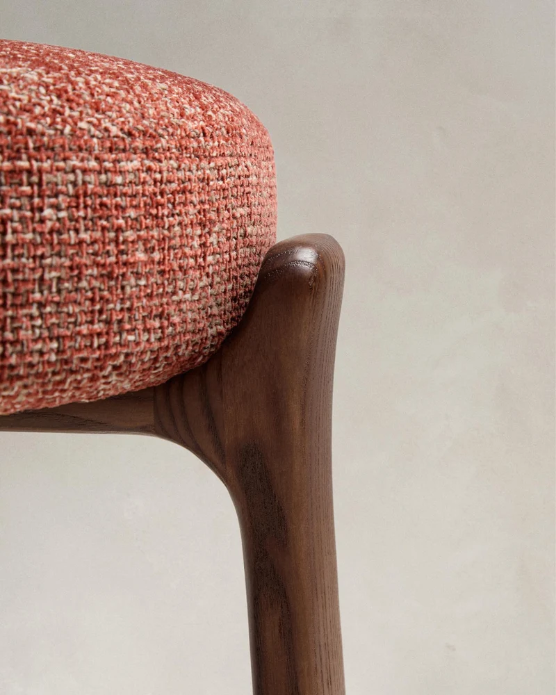 Hocker Granite aus grüner Chenille und massivem Eschenholz mit Finish in natürlichem Farbt