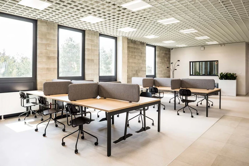 New School N1N03K - Stuhl aus Sperrholz mit festem Gestell auf Rollen