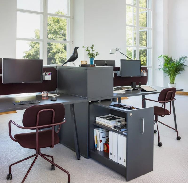 New School N1N03KF - Gepolsterter Stuhl mit festem Gestell auf Rollen