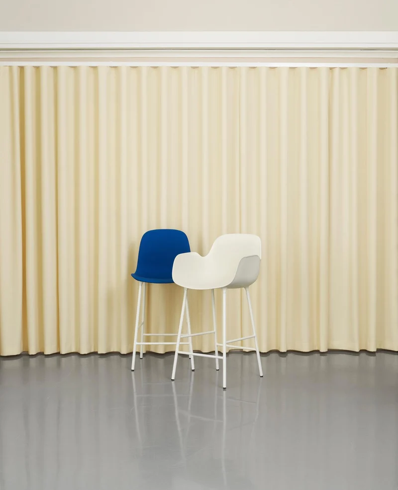 Form Barstuhl mit Armlehne 65 cm gepolstert blau Stahl/Ultra leder